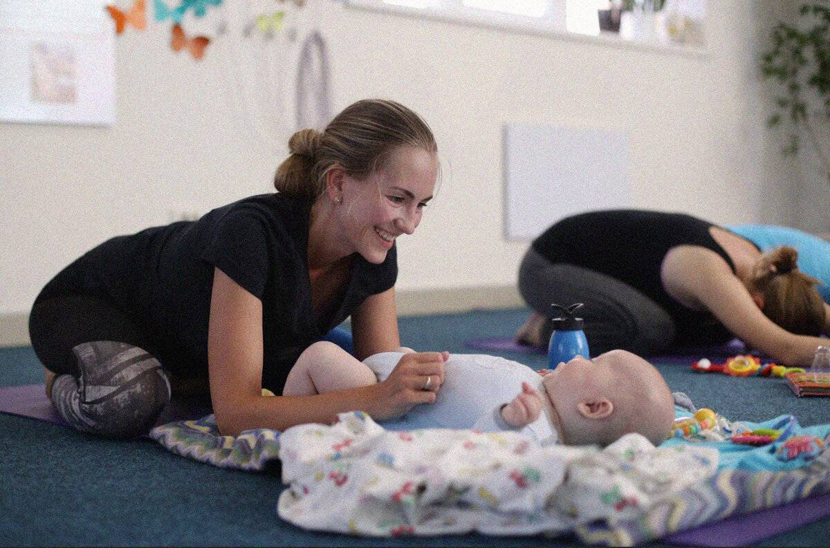 Когда можно начинать заниматься йогой после родов, как правильно выполнять упражнения дома?