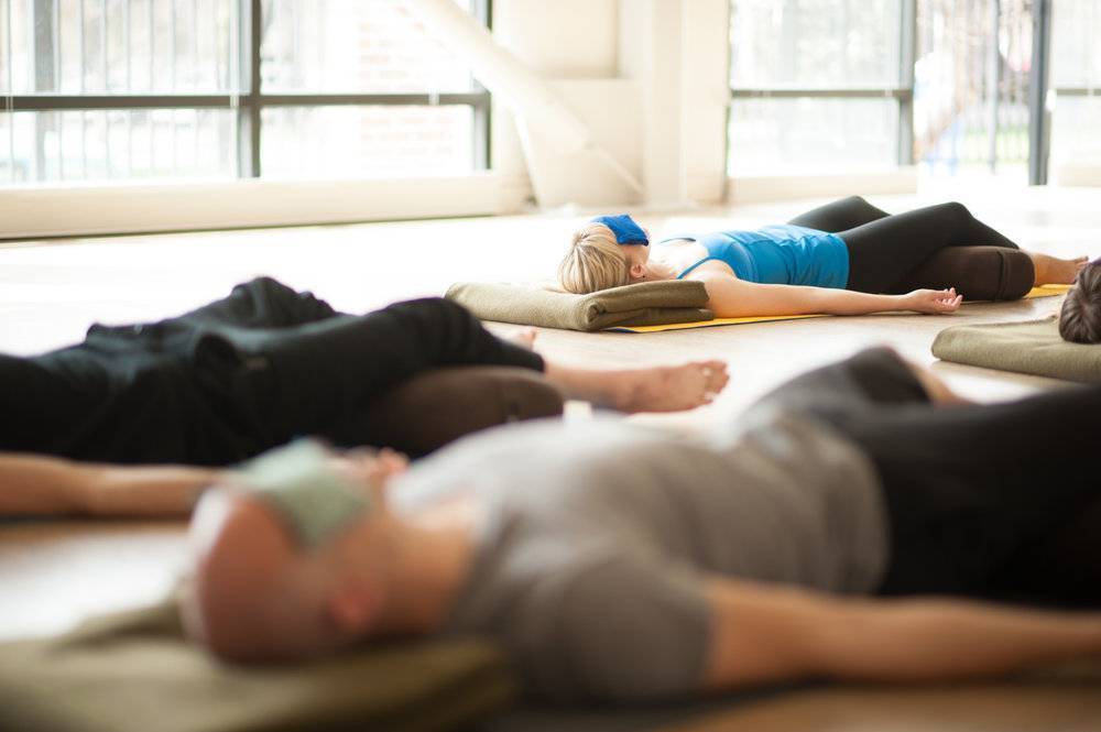 Расслабьтесь и восстановитесь вместе с практикой Йога-нидры перед сном