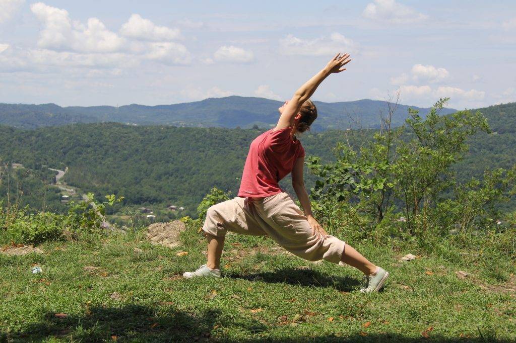 Тадасана (поза горы): техника выполнения асаны, а также ее польза и противопоказания в йоге