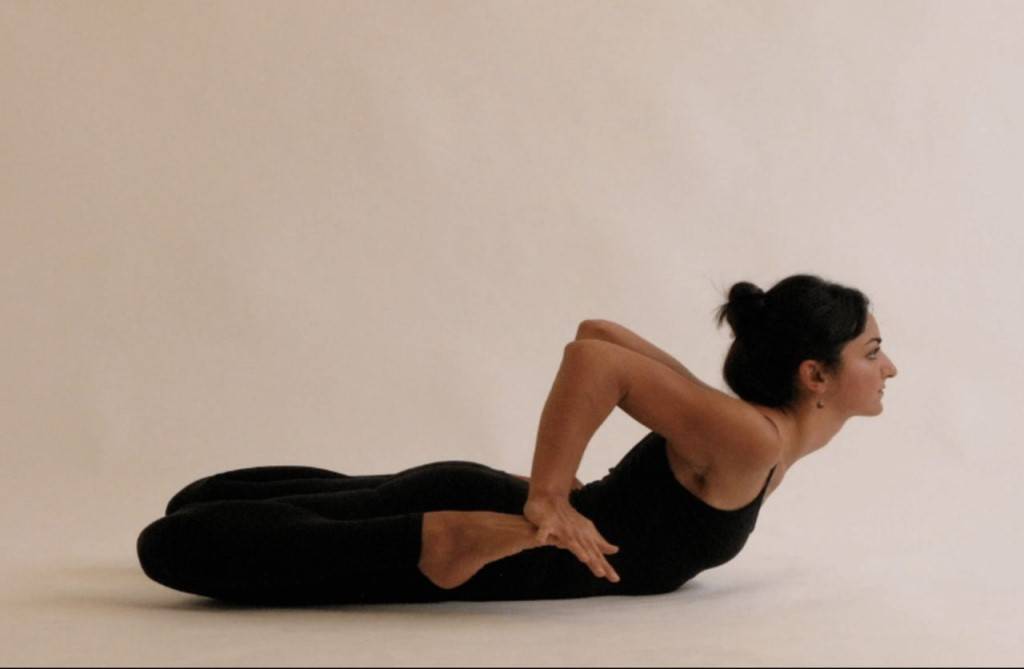 Бхуджангасана (поза кобры) в йоге: техника выполнения асаны, польза и противопоказания (с фото и видео)