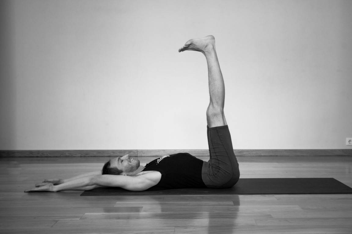 Сиддхасана (поза звезды) в йоге: техника  выполнения с фото и видео