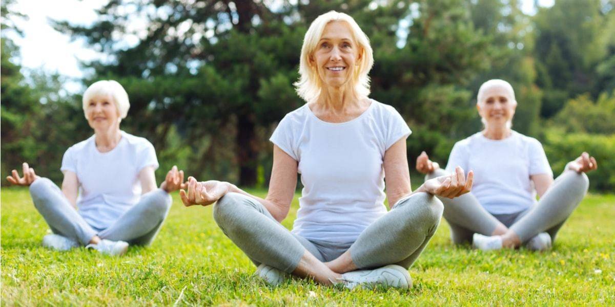 Молодость и долголетие – особенности йоги для пожилых и комплексы упражнений