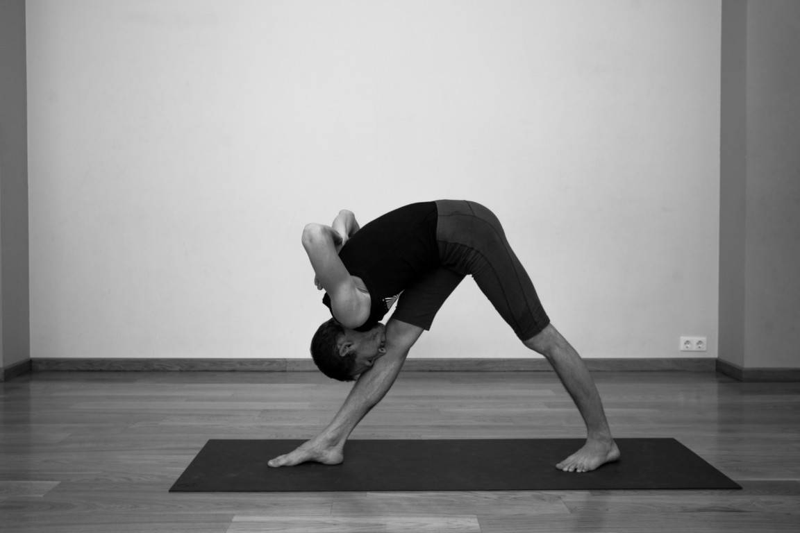 Сарвангасана: техника выполнения позы свечки или березки в йоге с фото и видео