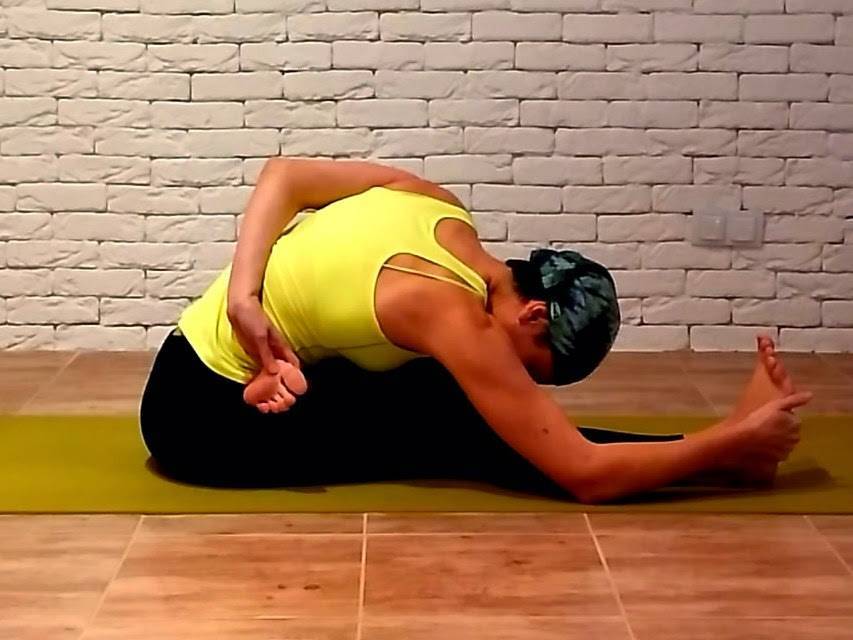 Падангуштхасана поза в йоге: техника выполнения, польза, противопоказания