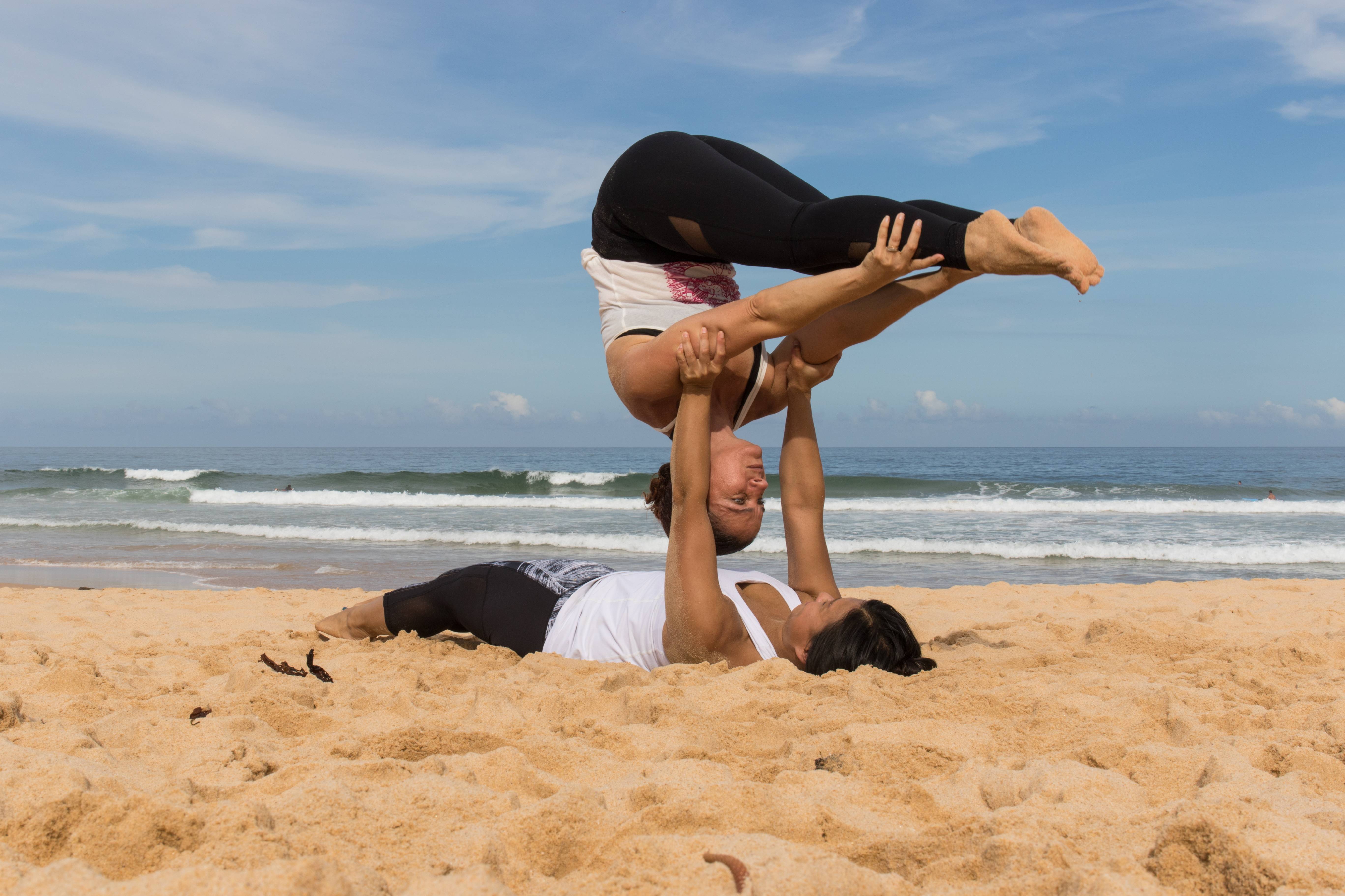 Упражнения йоги для двоих