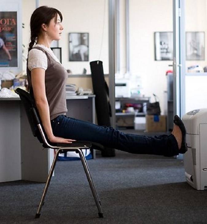 Как заниматься йогой в офисе – без коврика для йоги: 4 упражнения