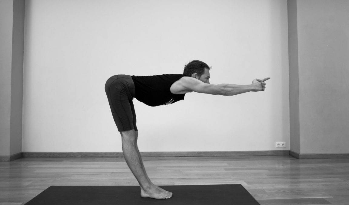 Бхуджангасана (поза кобры) в йоге: техника выполнения асаны, польза и противопоказания (с фото и видео)