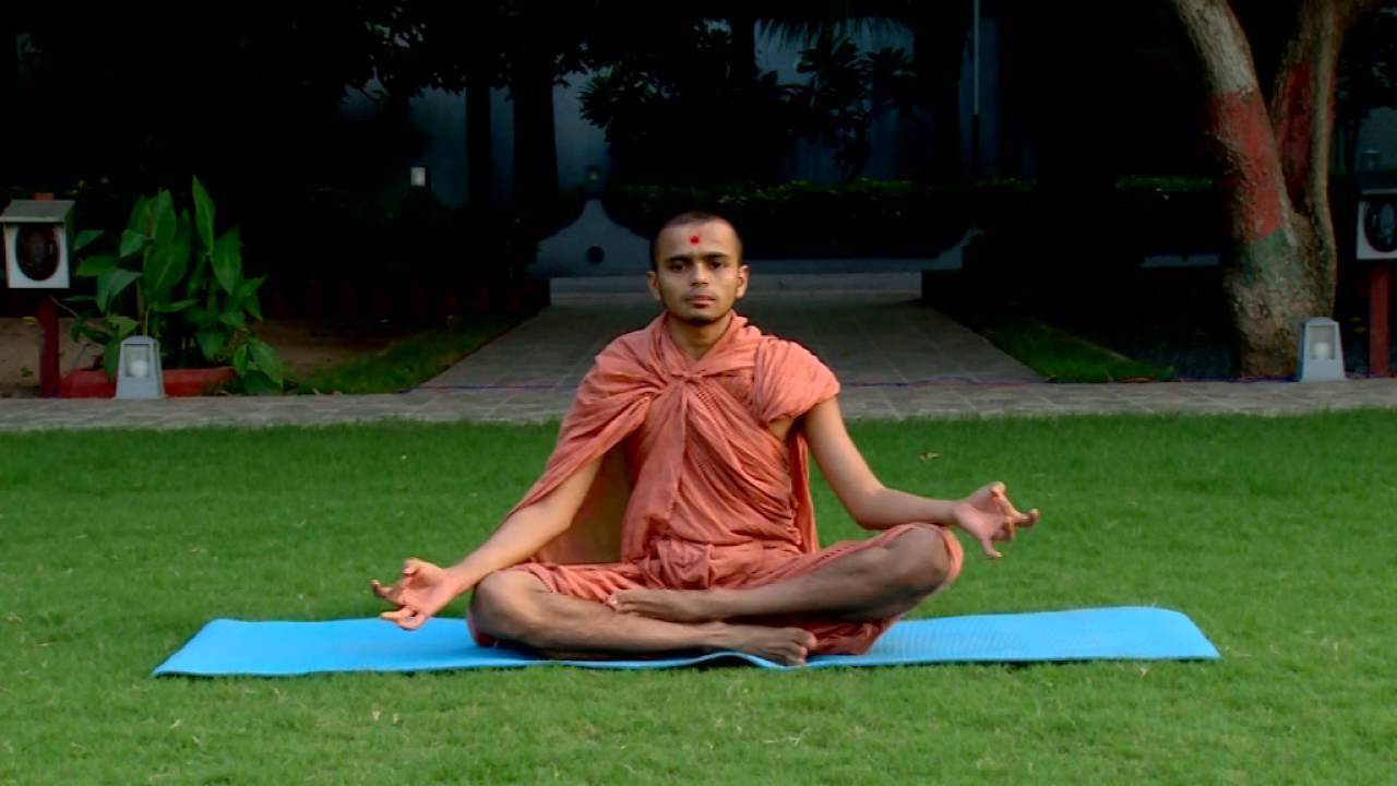 Поза светлячка в йоге или титтибхасана: упражнение на баланс и силу для продвинутых