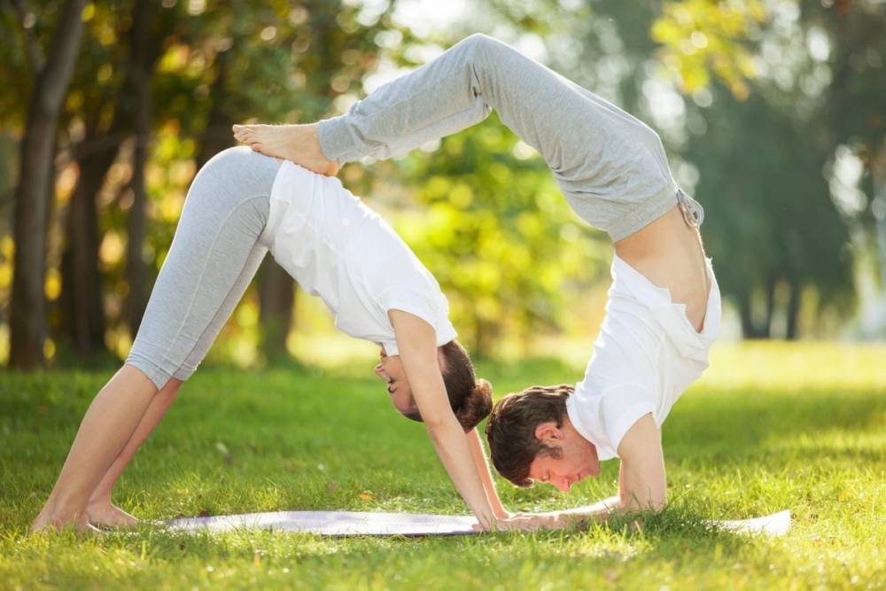 Йога для двоих начинающих, которая научит доверять партнеру | блог