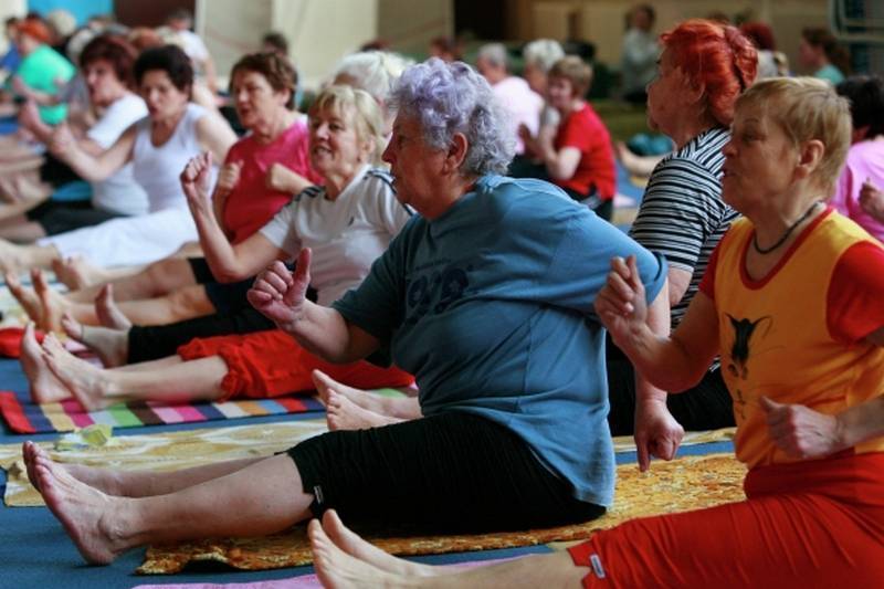 Занятия йогой для пожилых людей: комплекс упражнений