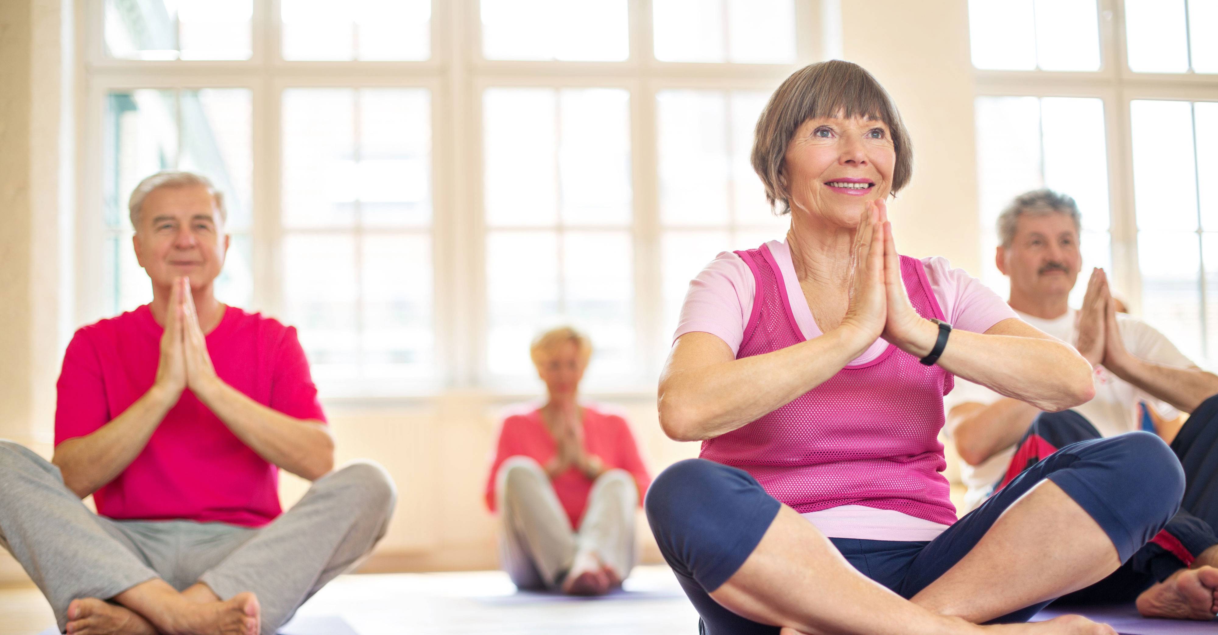Долголетие йога. Йога для пожилых женщин. Пилатес для пенсионеров. Йога для пожилых людей за 60 лет. Спорт при гипертонии.