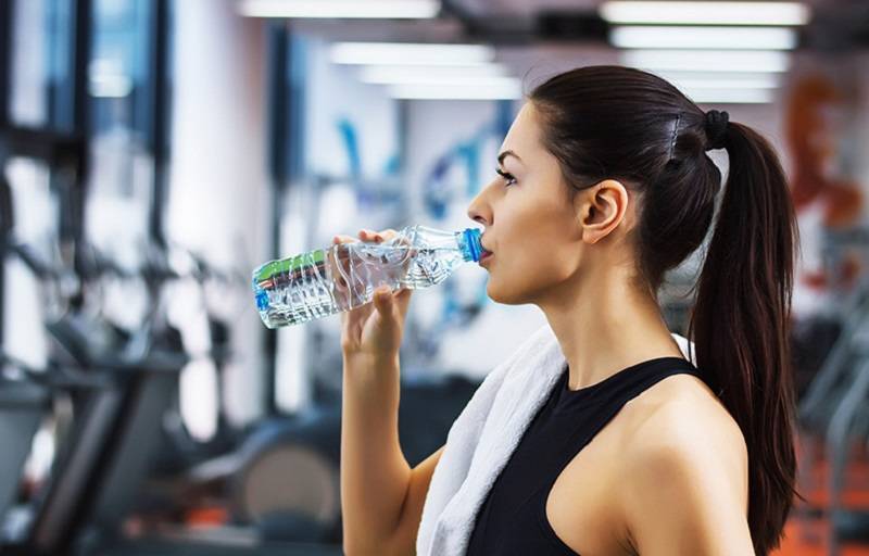 Можно ли пить воду во время тренировки и в каких количествах