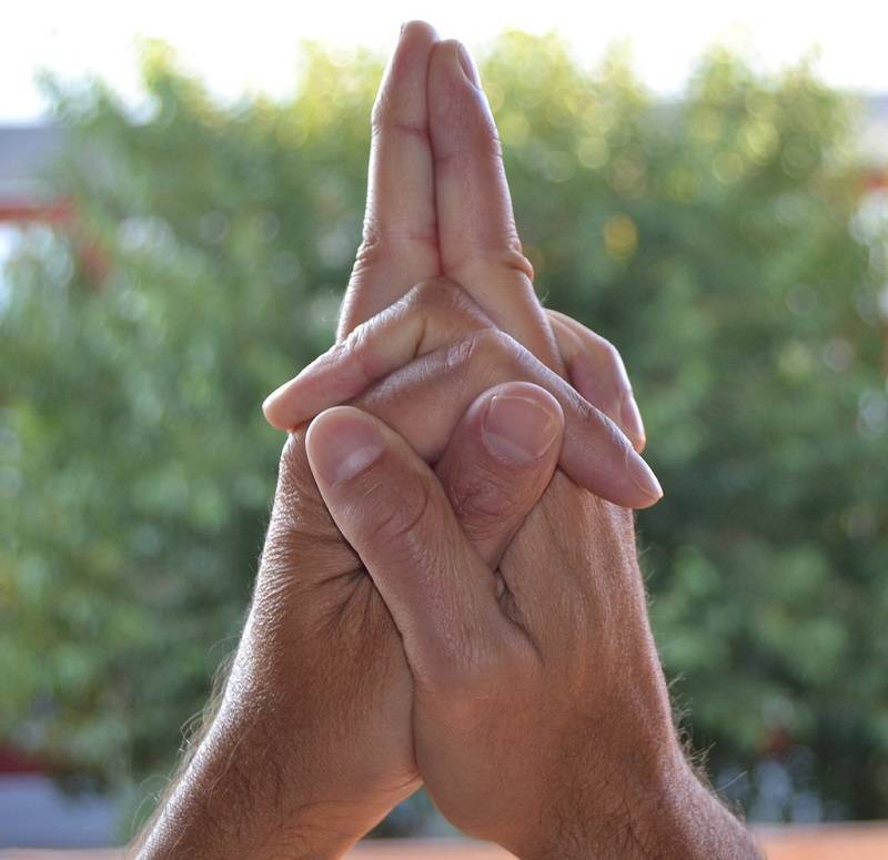 Практика йоги для пальцев