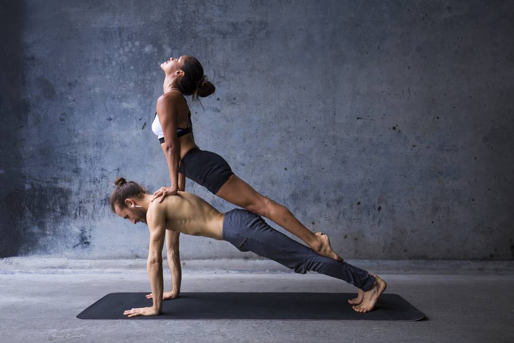 Силовая йога и польза данного фитнес направления для мужчин и женщин
