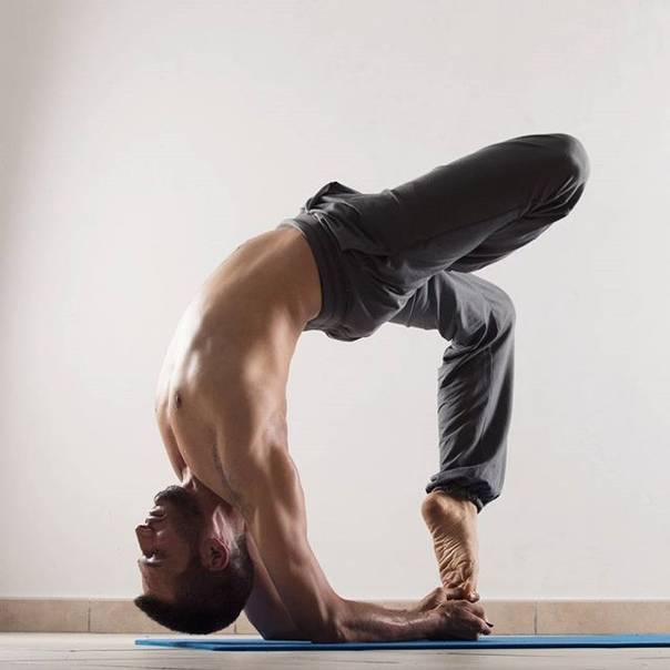 Силовая йога и польза данного фитнес направления для мужчин и женщин