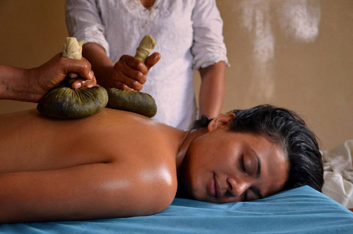 Индийский массаж лица, что это такое, виды аюрведических техник
