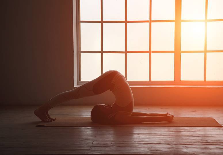 10 упражнений из йоги для лучшего сна и борьбы с бессонницей