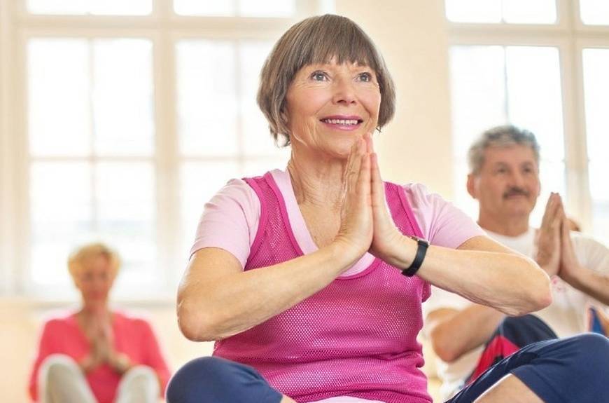 Йога для пожилых (после 50,60 ): комплекс упражнений для начинающих, занятия в домашних условиях, видео
