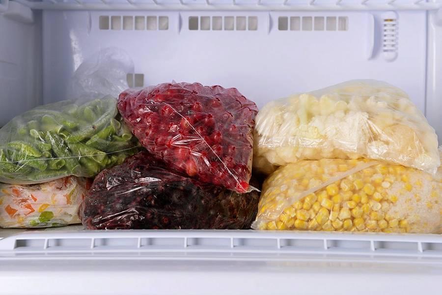 Какие фрукты можно замораживать на зиму: правила хранения в домашних условиях