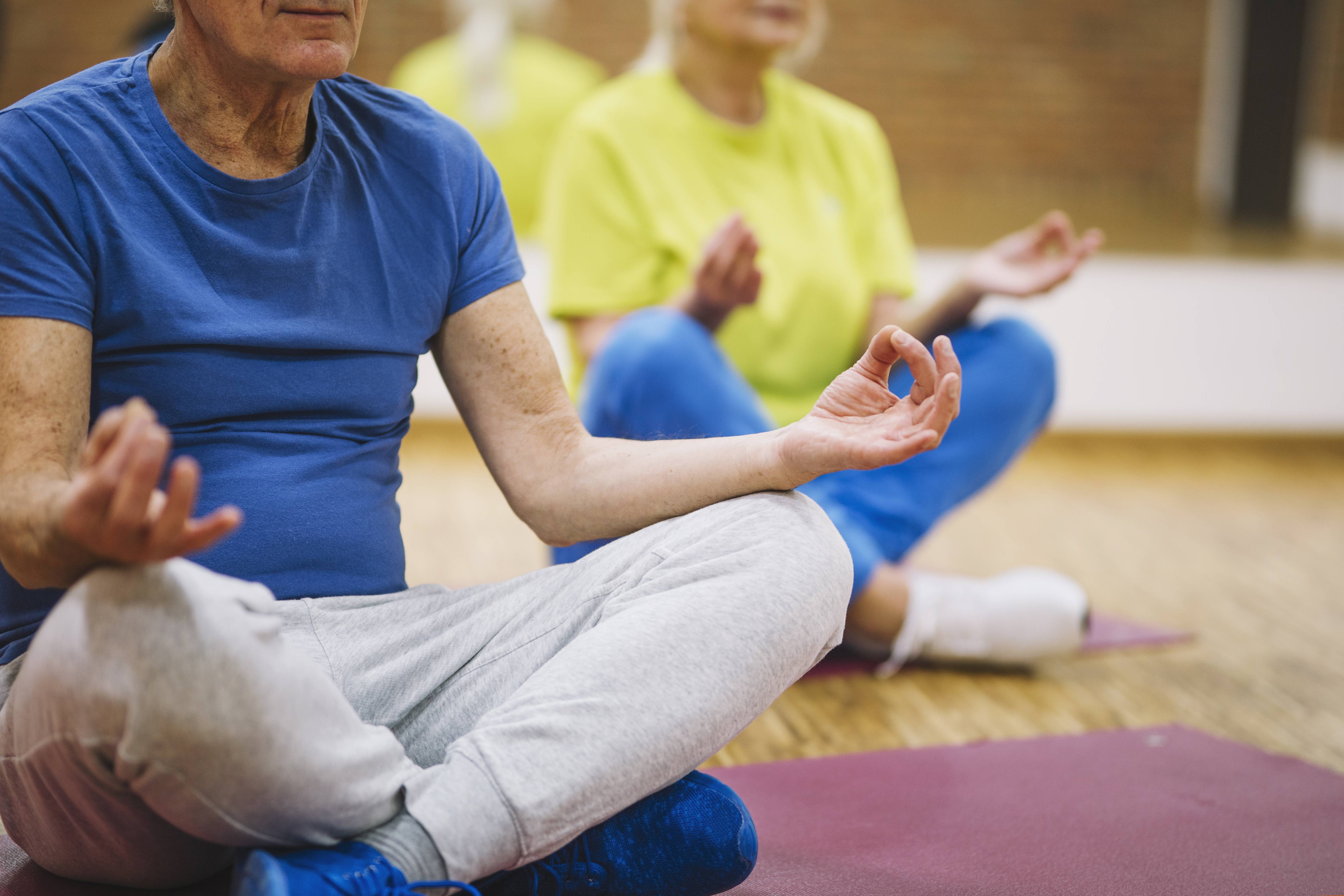 Комплекс упражнений йоги для пожилых людей