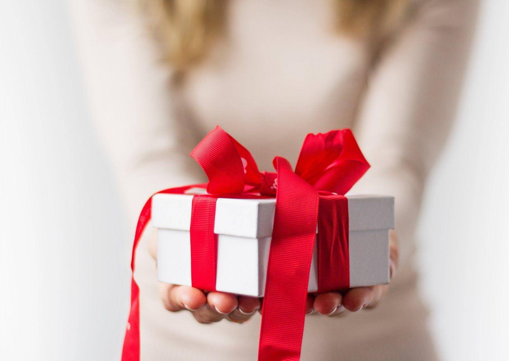 Каким должен быть подарок для девушки на первом свидании? какие подарки не стоит дарить девушкам?