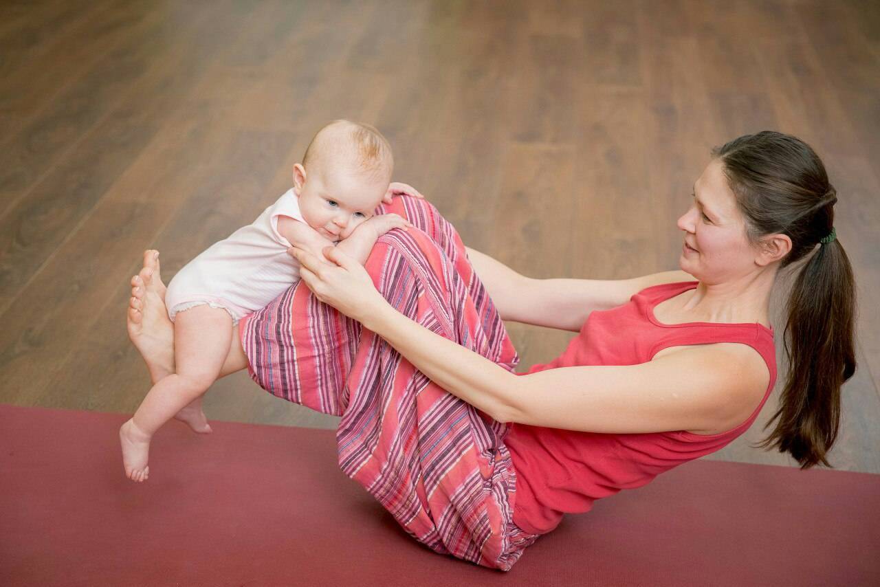 Бэби йога для грудничков и малышей до года вместе с мамой