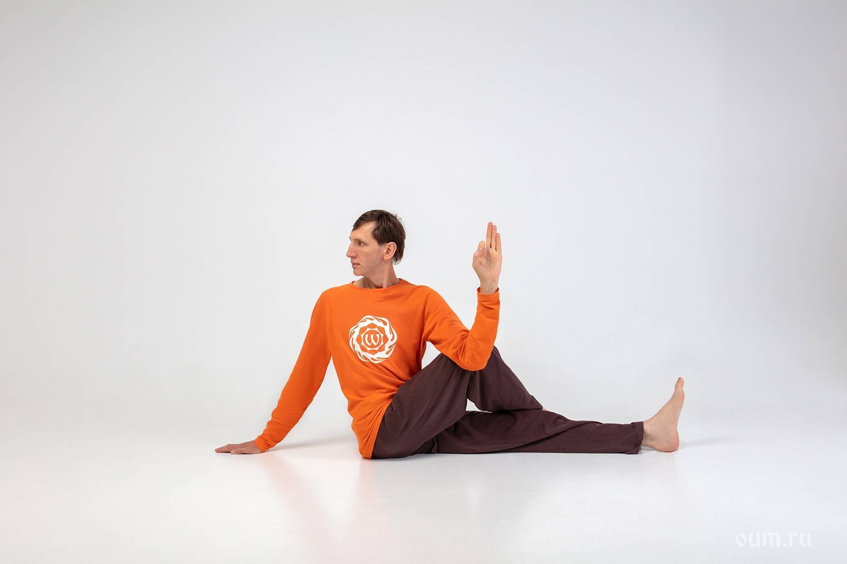 Секреты выполнения уттхита хаста падангуштхасаны, техника позы вытянутой ноги и руки в йоге