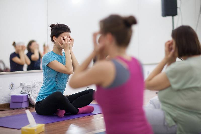 Йога для похудения для начинающих в домашних условиях: упражнения и видео