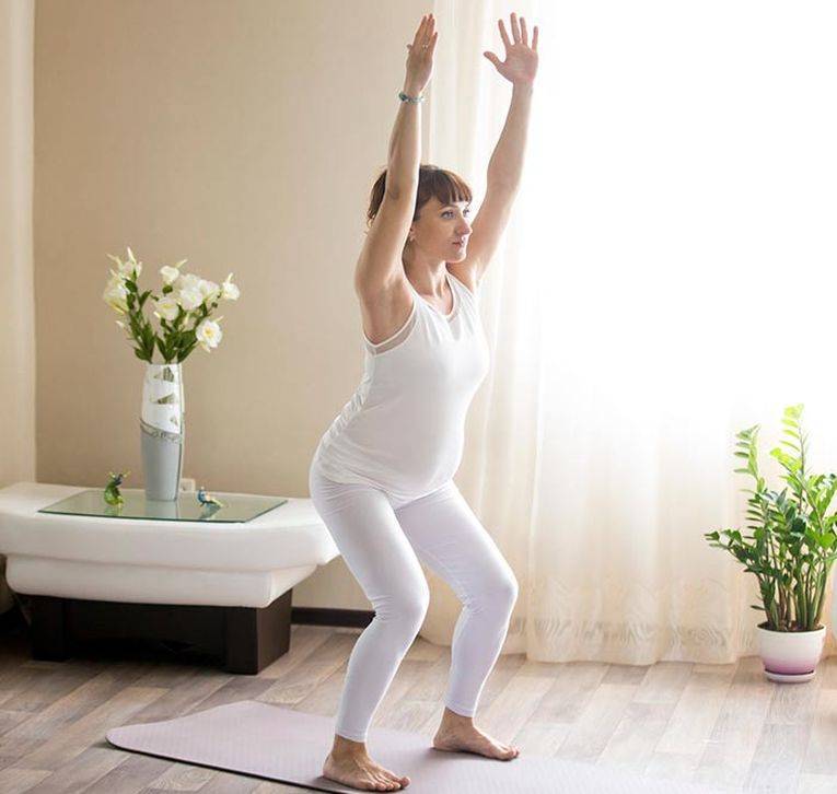 Самая безопасная йога для беременных и особенности упражнений при беременности