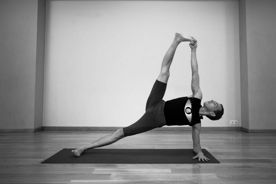 Продольный шпагат в йоге или ханумасана: правильное выполнение и советы для начинающих