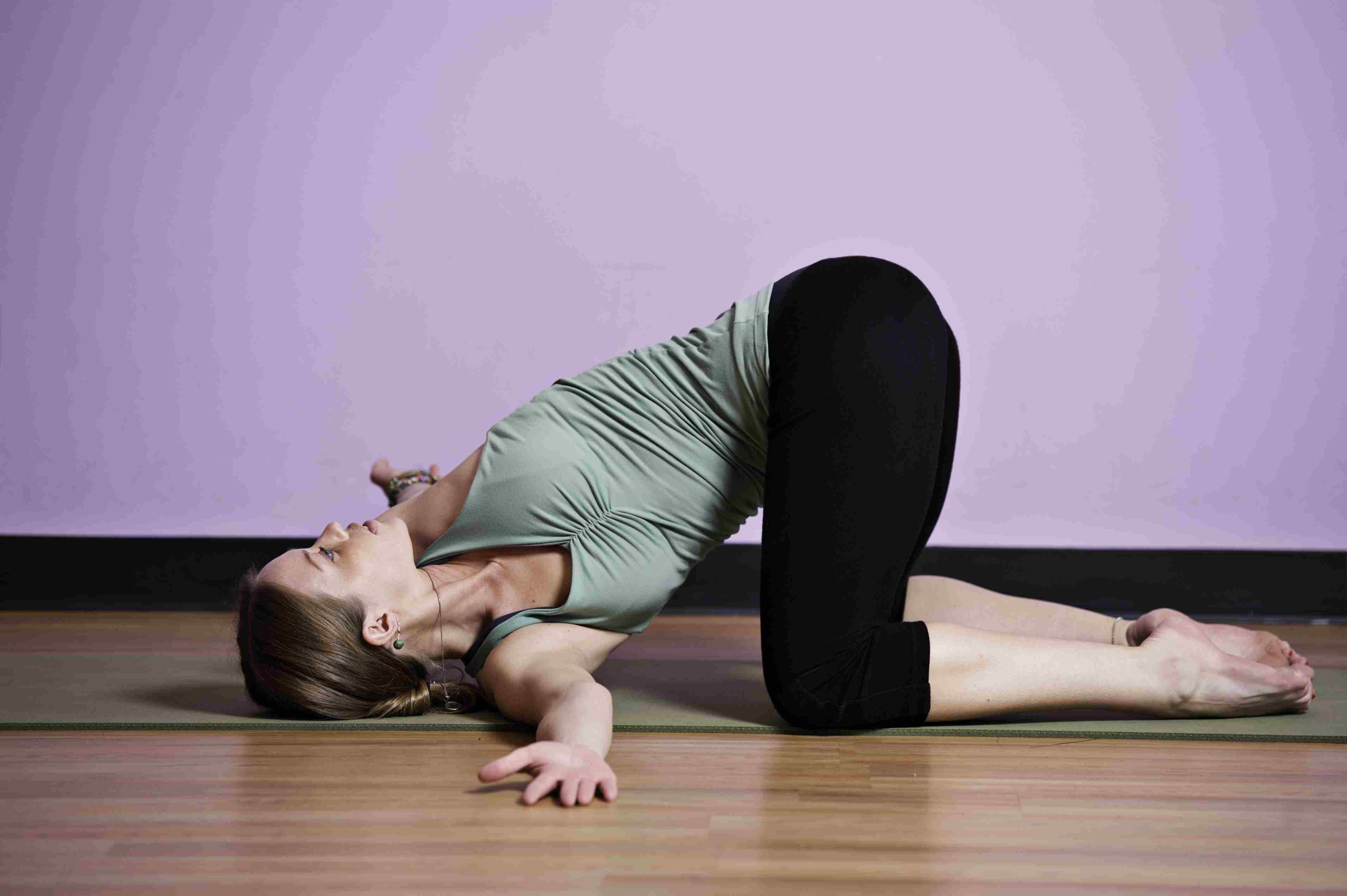 Красивые плечи и руки: силовая йога от лиа каллис :: тренировки ::  «живи!