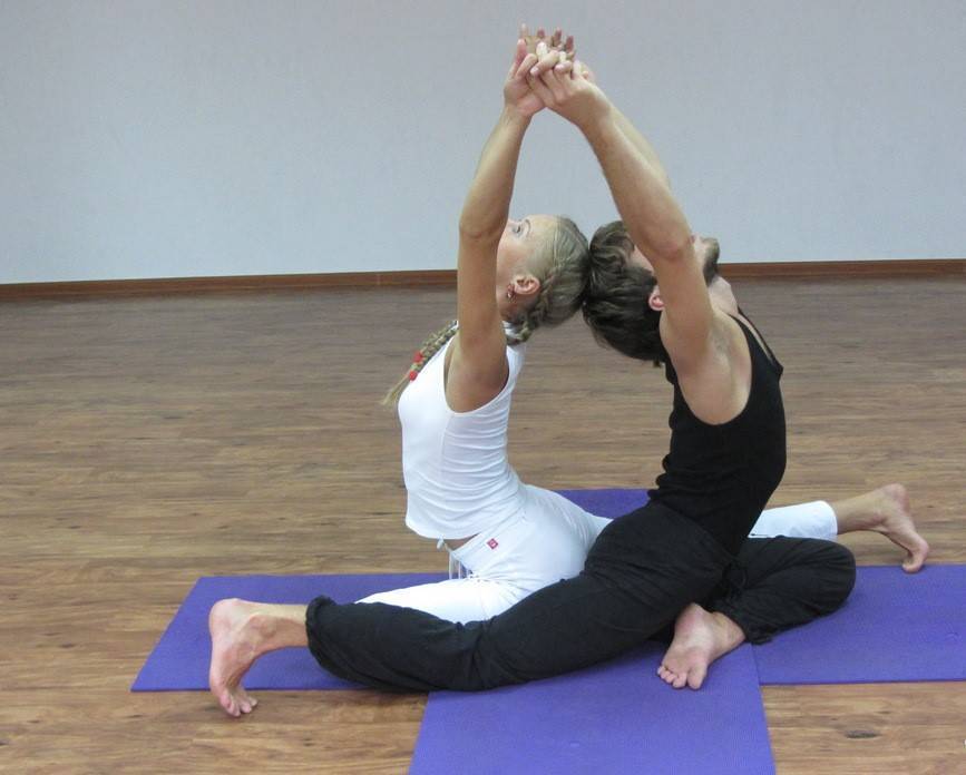 Парная йога - правила занятий и 12 простых асан для новичков