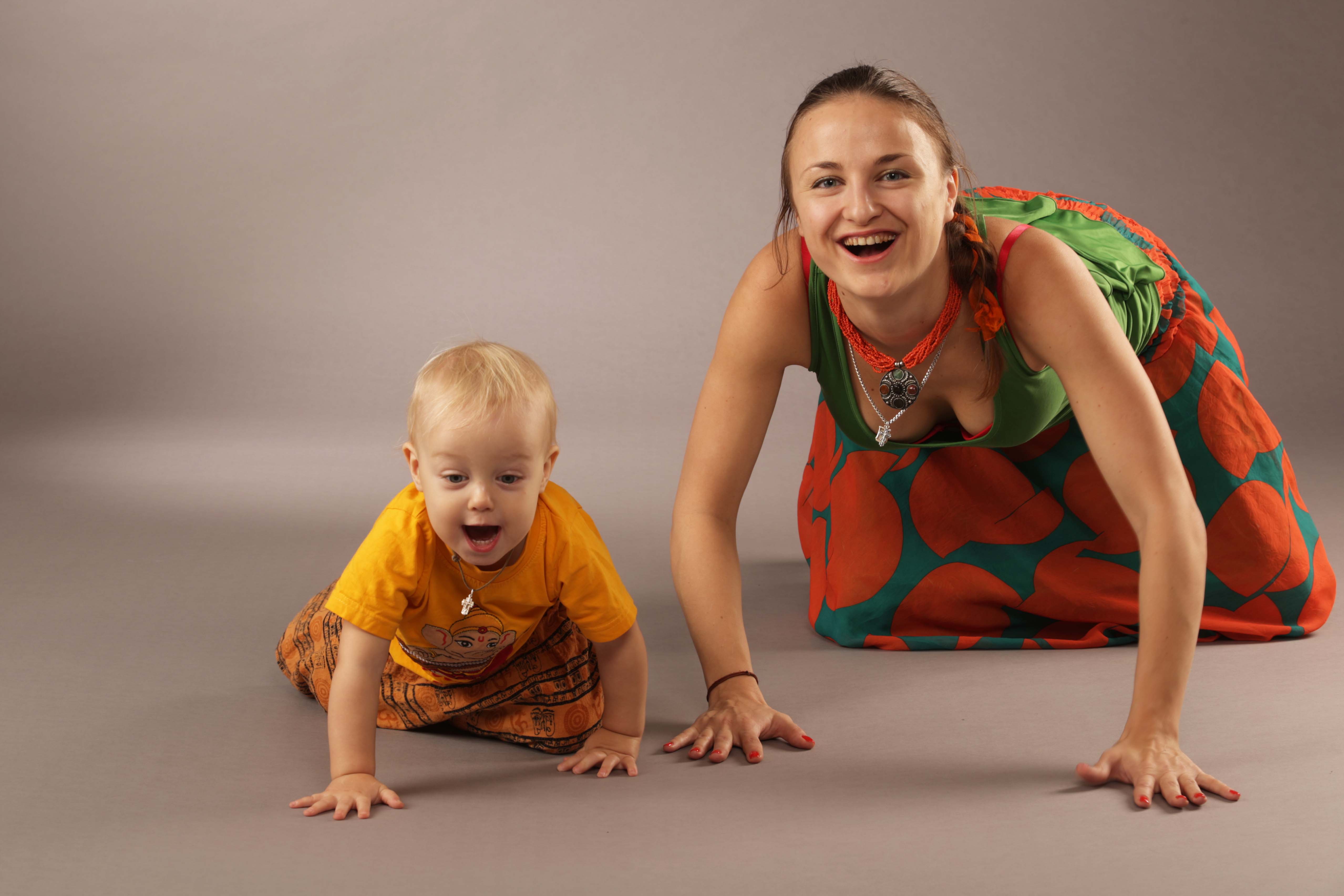 Бэби-йога (для малышей, грудничков и новорожденных): комплексы упражнений, методика использования, отзывы