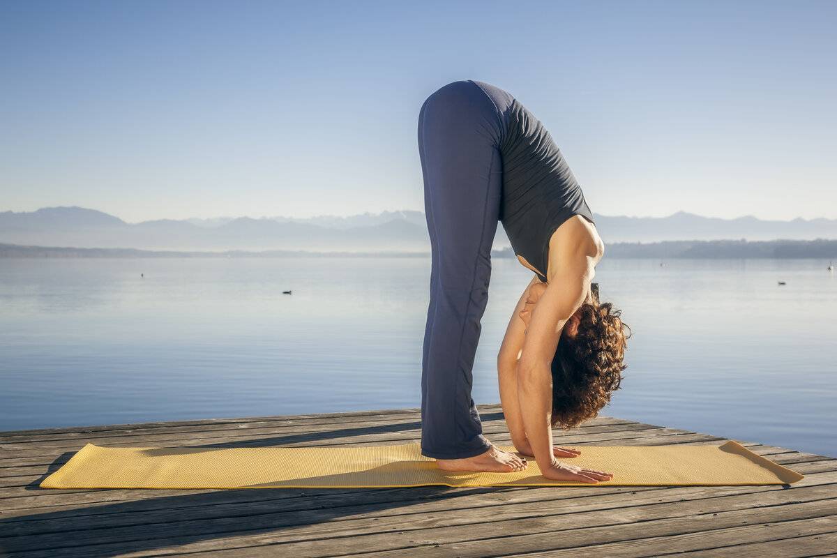 Йога для женщин 50-60 лет: комплекс упражнений для начинающих, а также польза и вред упражнений