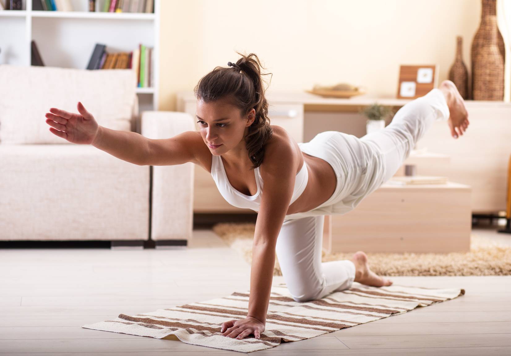 Йога для похудения для начинающих в домашних условиях, помогает ли и как занимаясь получить пользу для фигуры