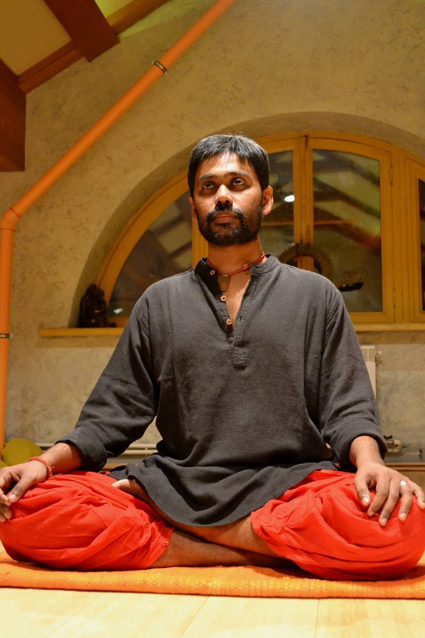 Йога в гамаках (флай, воздушная): польза практики и для кого она подходит