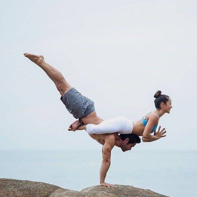 12 поз йоги для двоих, которые научат доверять друг другу