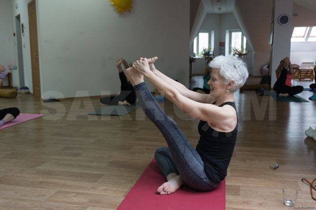 Йога для пожилых - простые асаны и комплексы упражнений с видео