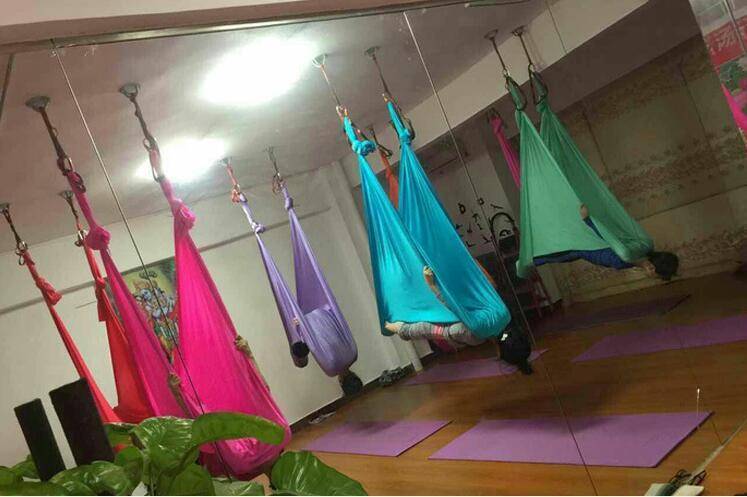 Йога в гамаках (флай, воздушная): польза практики и для кого она подходит