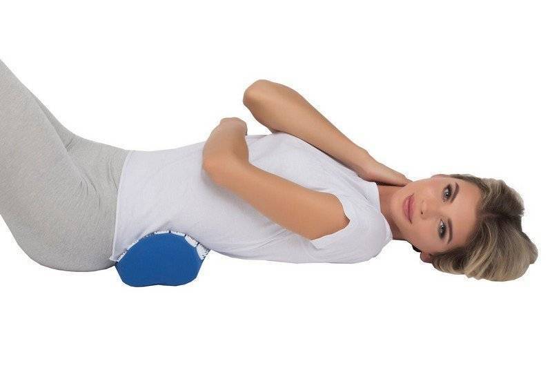 Упражнения с валиком для спины из полотенца