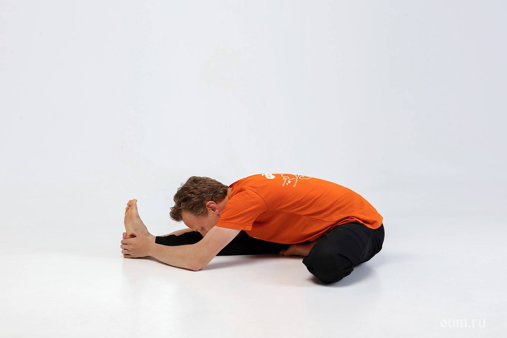 Паривритта триконасана или поза перевернутого треугольника в йоге: техника выполнения, польза, противопоказания