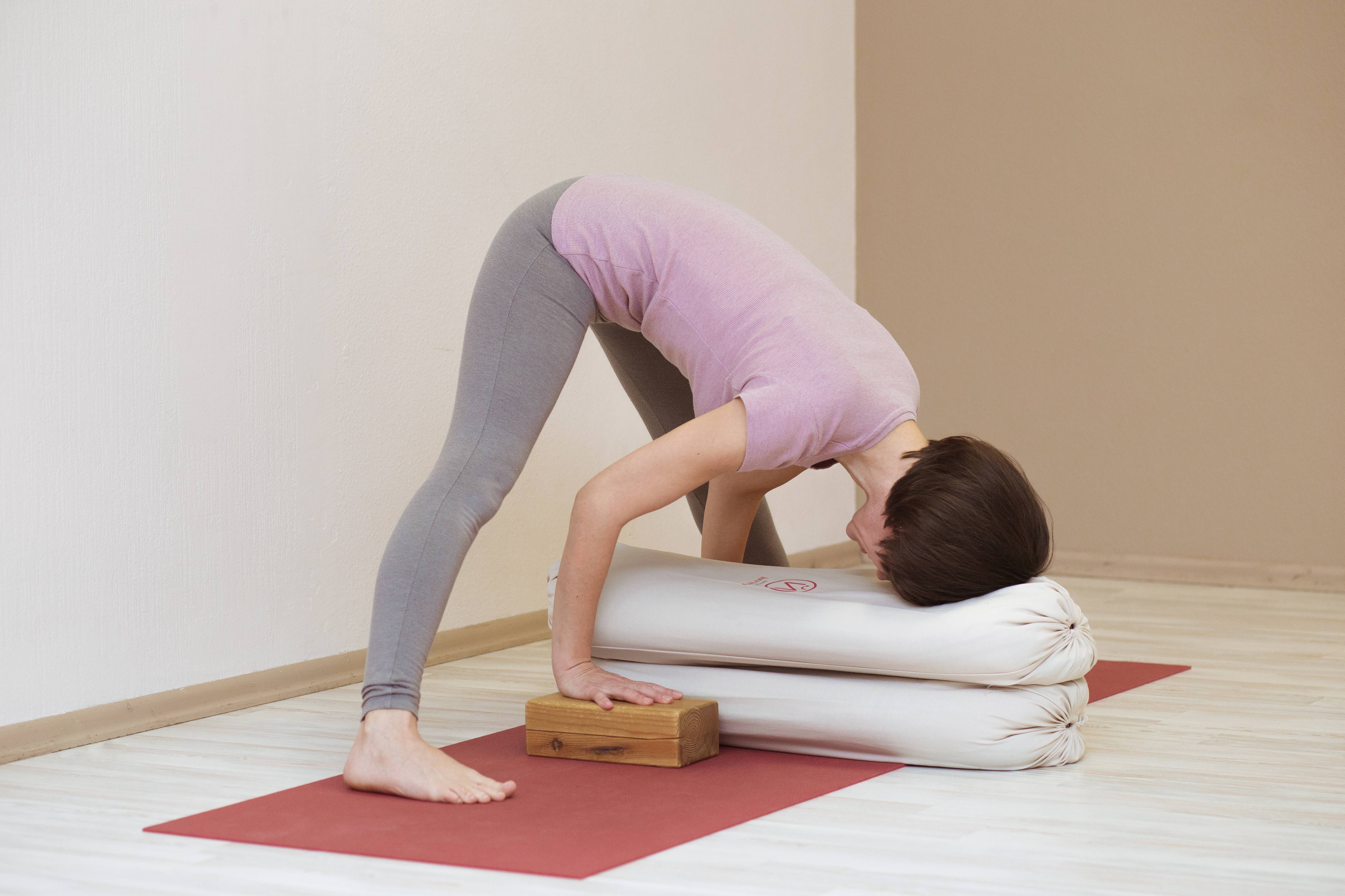 Двипада випарита дандасана — поза перевернутого посоха в практике асан йоги
