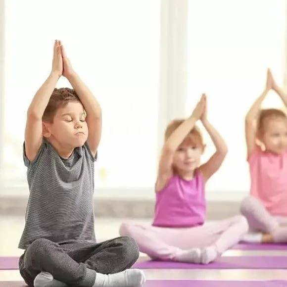 Йога для детей (19 фото): позы детской йоги для малышей 3-6 лет и детей 7-10 лет. польза и вред бэби-йоги - свами даши