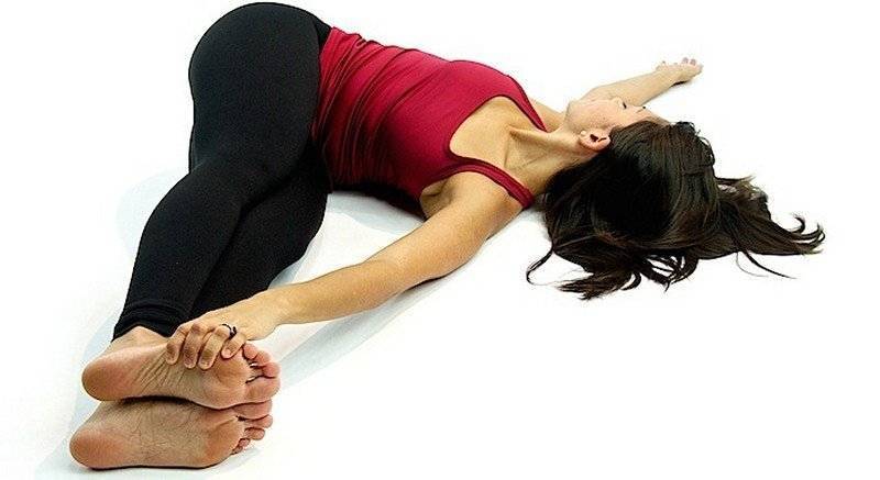 Одно из лучших упражнений на скручивание позвоночника в йоге – Джатхара Паривартанасана