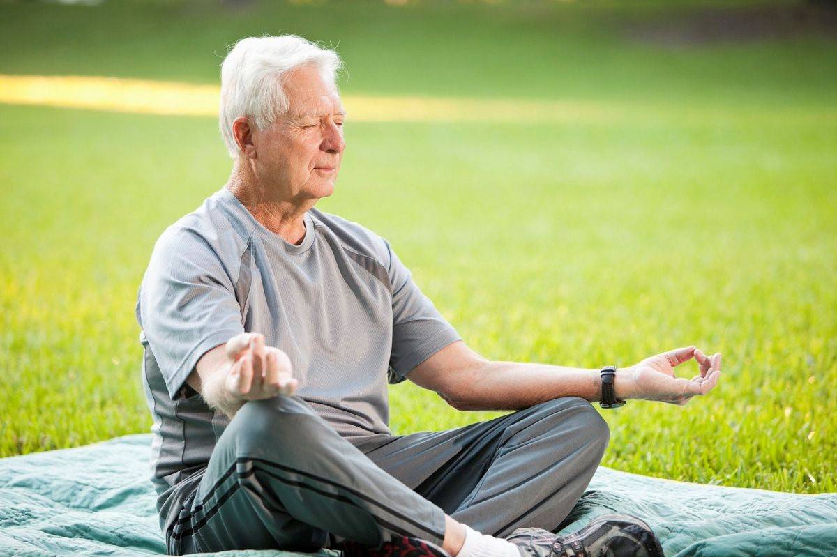 Йога для пожилых: польза для организма, примеры комплексов