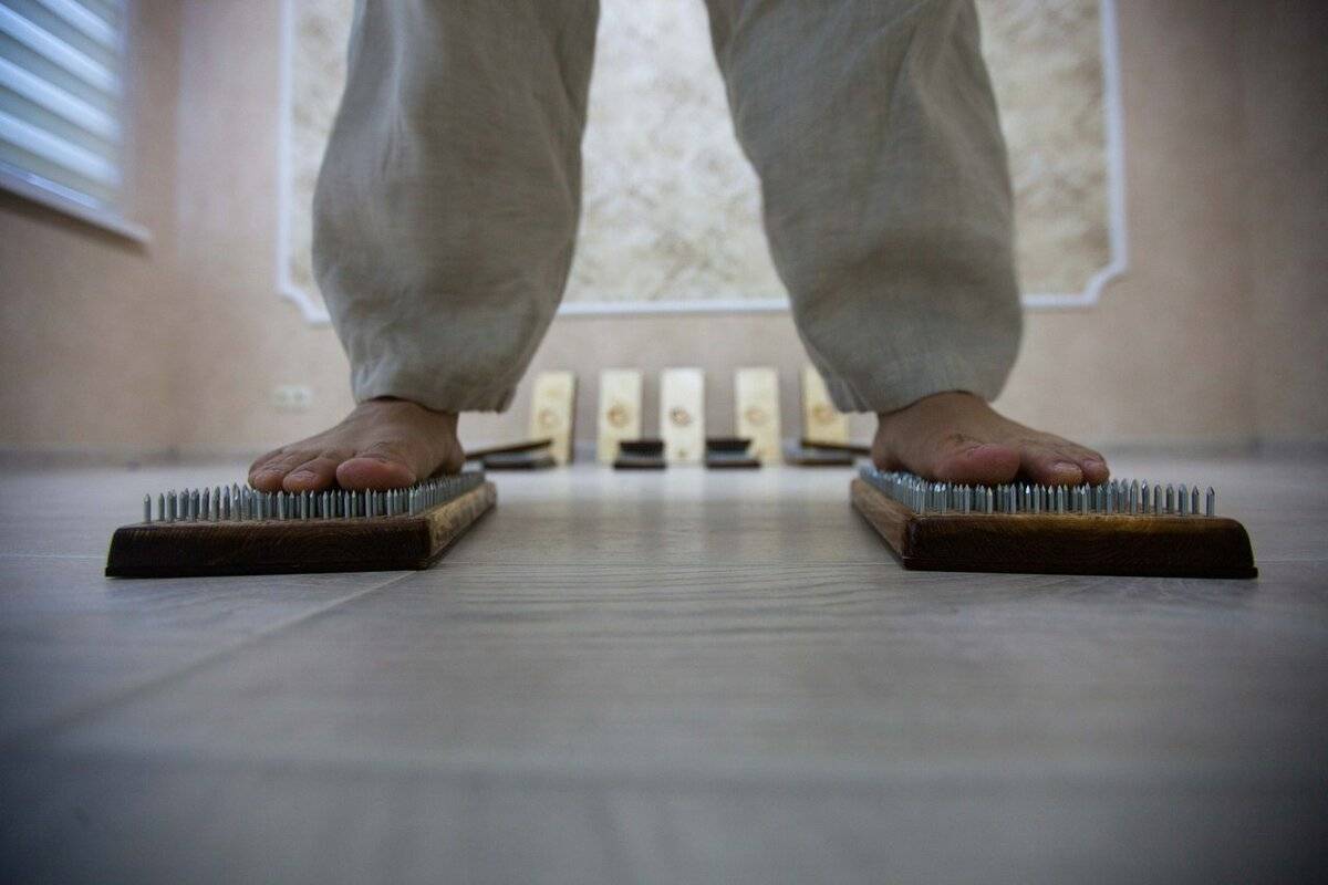 Доска с гвоздями для йоги, как инструмент для мощного физиологического эффекта и духовной практики