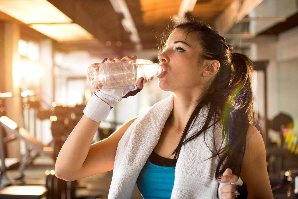 Можно ли пить воду до и во время тренировки: сколько, какую и помогает ли это для похудения и сушки?