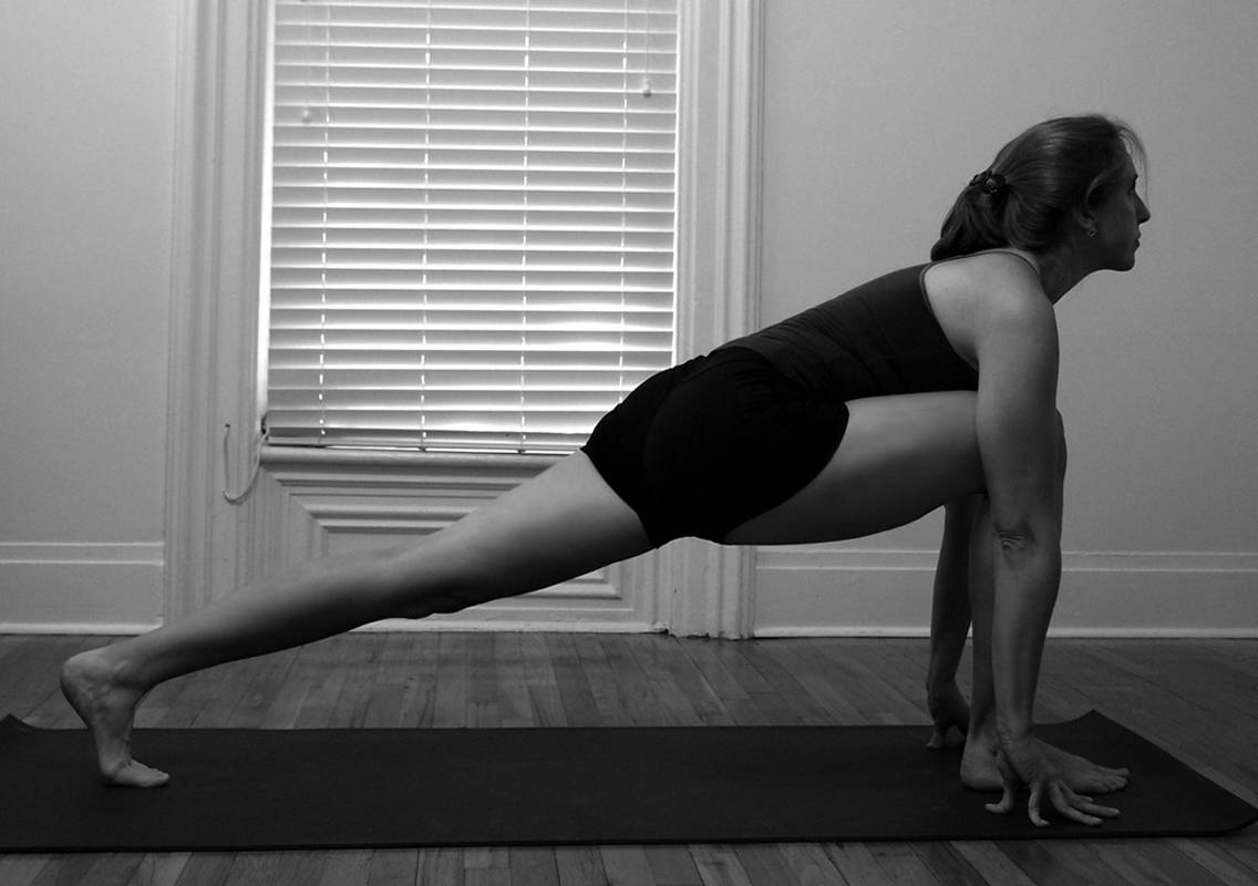 Паршвоттанасана в йоге: техника выполнения, польза, противопоказания
