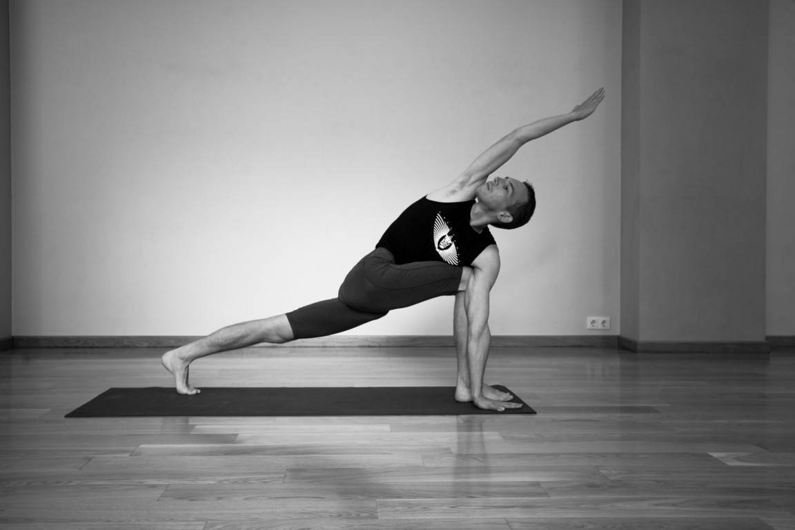 Пашчимоттанасана или поза наклона к ногам сидя в йоге: техника выполнения, польза, противопоказания