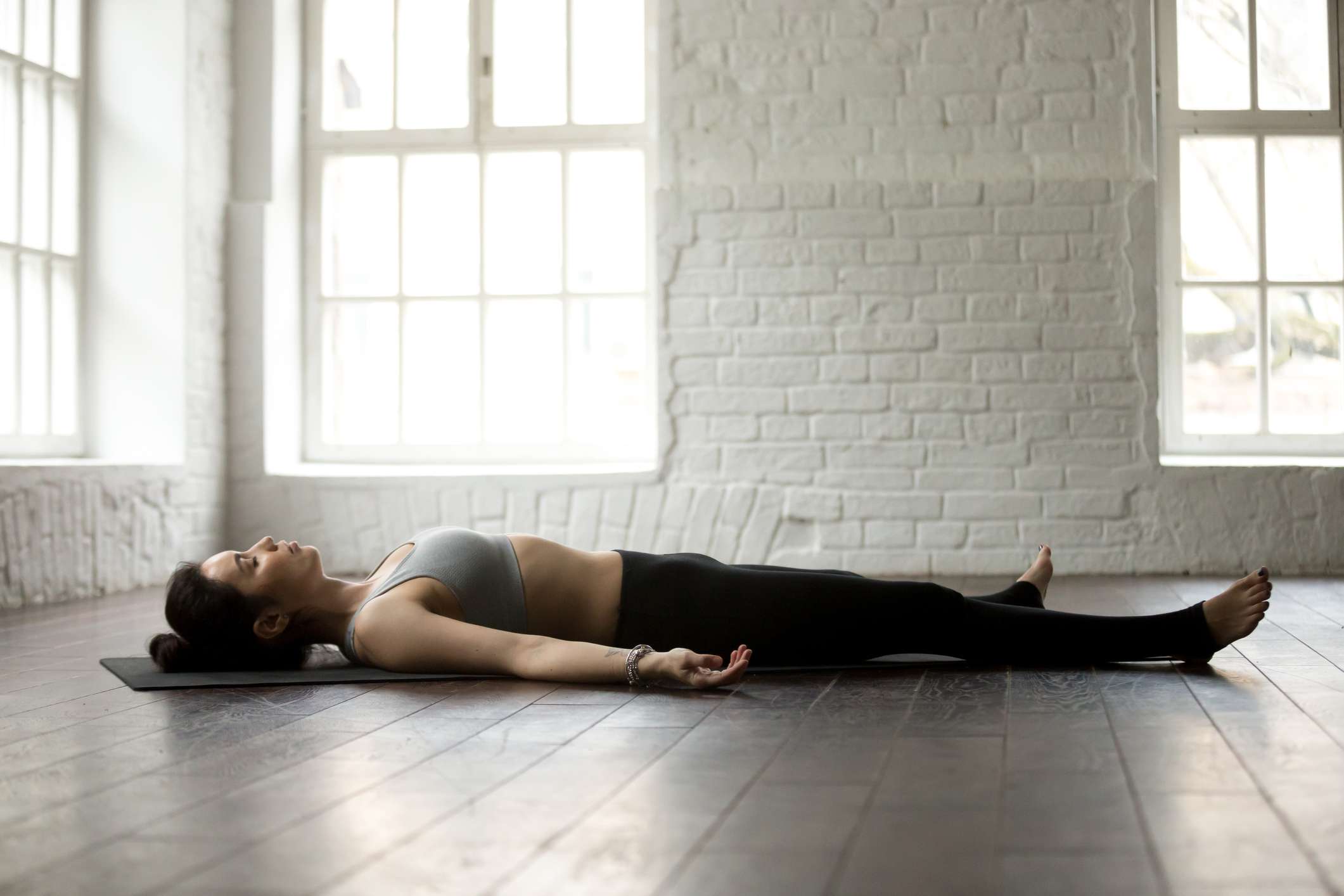 Расслабляющая йога перед отходом ко сну: примерные комплексы упражнений
